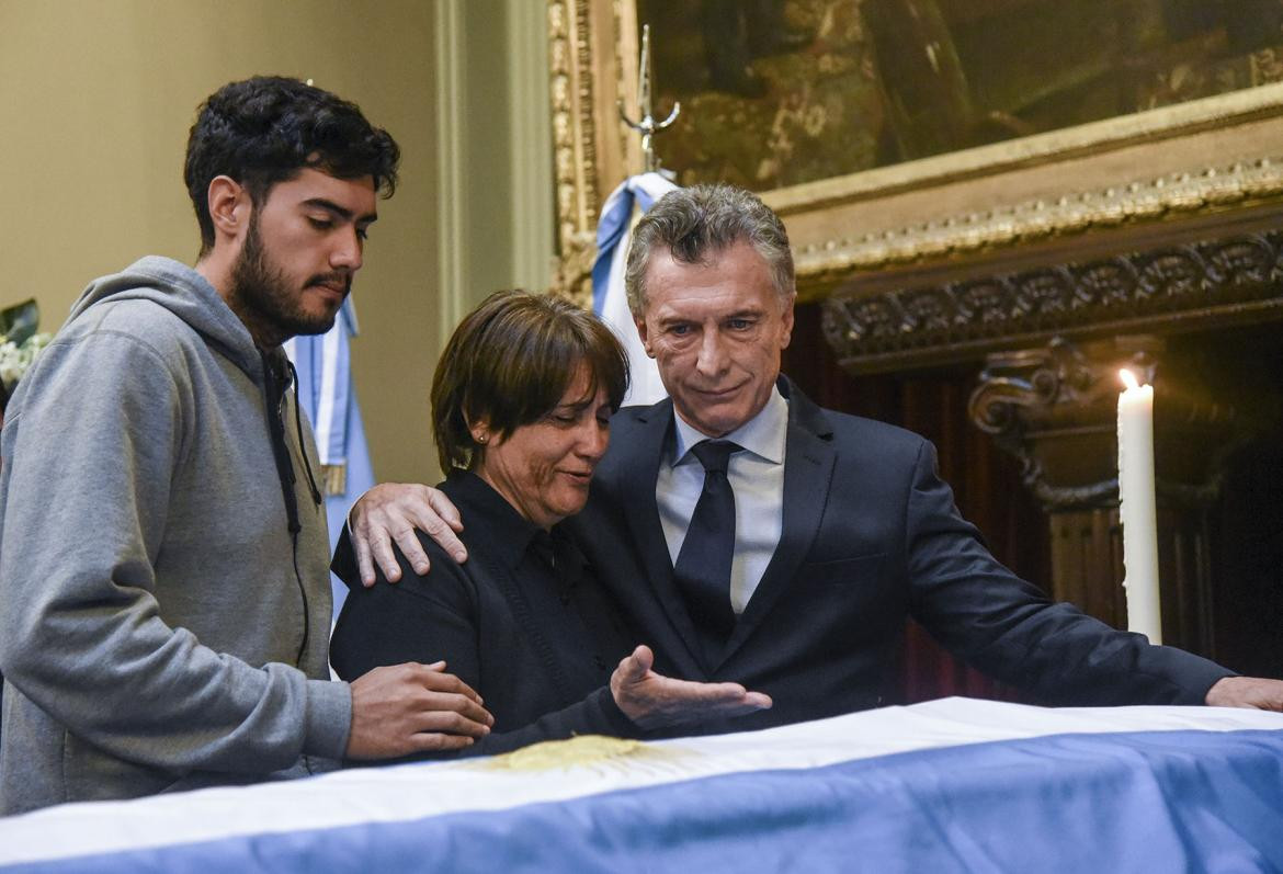 Mauricio Macri junto a la mujer de Héctor Olivares (NA)