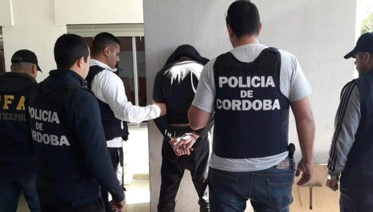 Joven detenido en Córdoba: estaba prófugo y fue detenido atendiendo un food truck