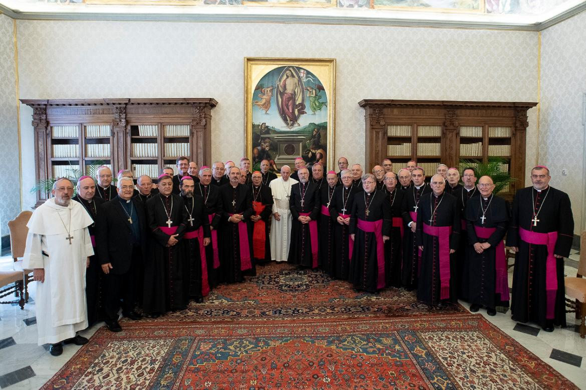 El Papa Francisco recibe a los miembros de la conferencia episcopal argentina en el Vaticano, Reuters