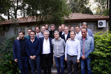 Máximo Kirchner, junto a Insaurralde e intendentes bonaerenses en Lomas de Zamora