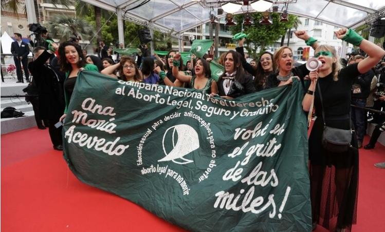 Actrices argentinas con pañuelo verde por aborto legal en alfombra roja de Cannes