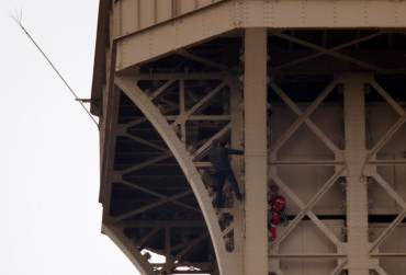 París: evacúan y cierran la Torre Eiffel por un hombre que escaló la estructura