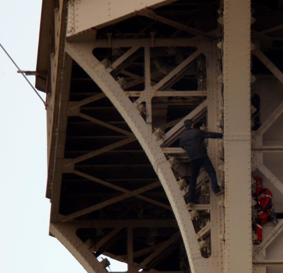 Hombre escala la Torre Eiffel - Reuters