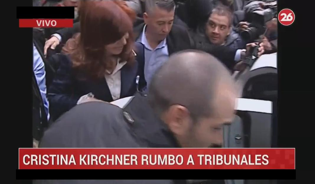 Cristina Kirchner - salida de su casa rumbo a Comodoro Py