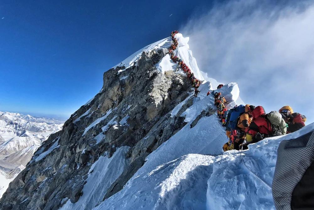 Desafiar al Everest sin preparación: riesgo de muerte y negocios millonarios