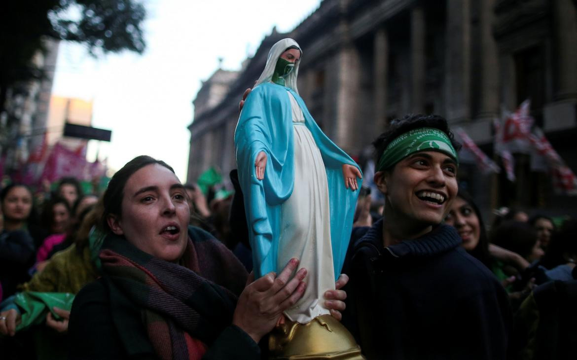 Polémica por imágen de virgen con pañuelo a favor del aborto, Reuters