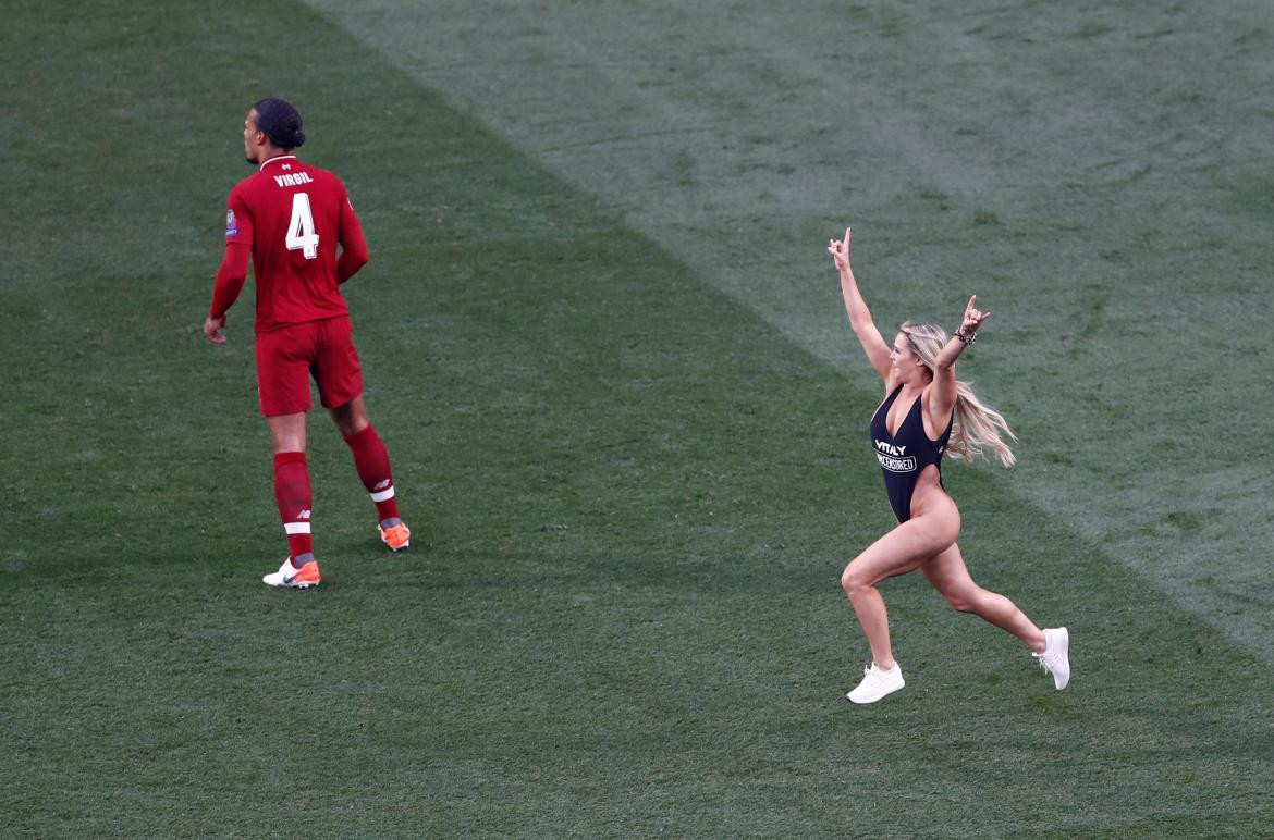 Mujer semidesnuda entró a la final de la Champions League (Reuters)