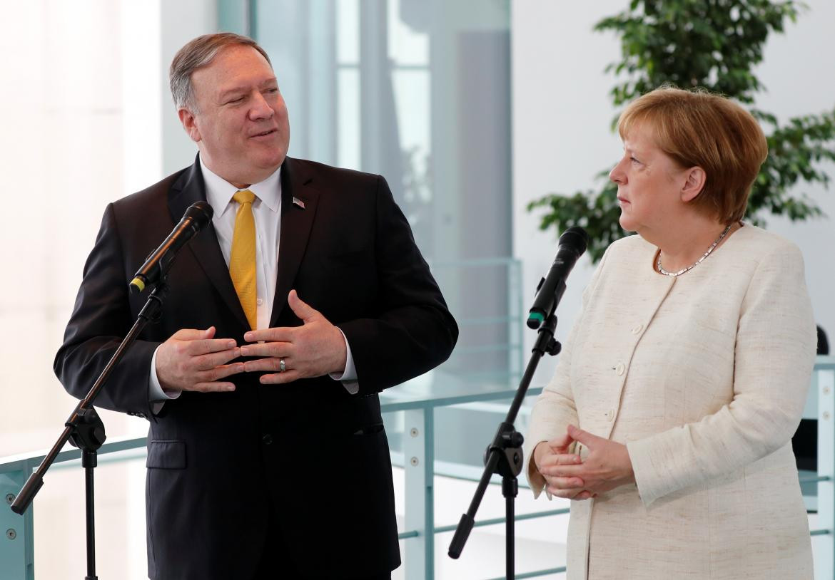 Mike Pompeo junto a la canciller Angela Merkel en Berlín (Reuters)