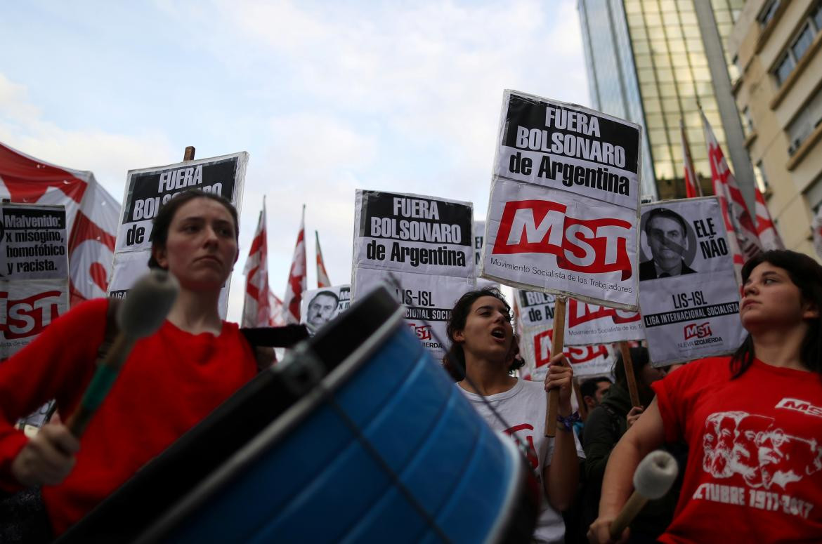 Agrupaciones de izquierda protestaron contra la visita de Jair Bolsonaro, Reuters