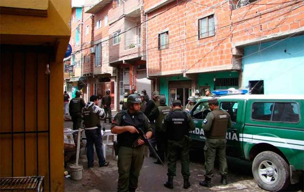 Allanan puesto de Gendarmería en Villa 1-11-14 por venta de drogas	