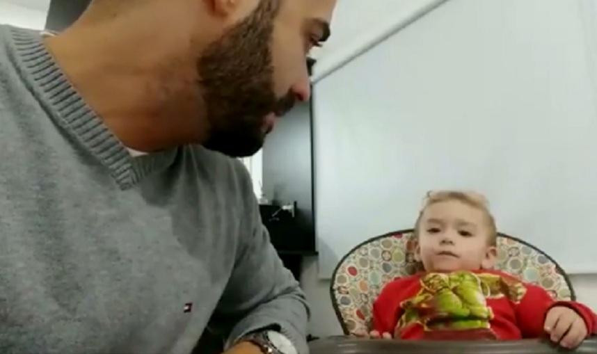Video viral de un papá tratando de cambiar el cuadro de su hijo	