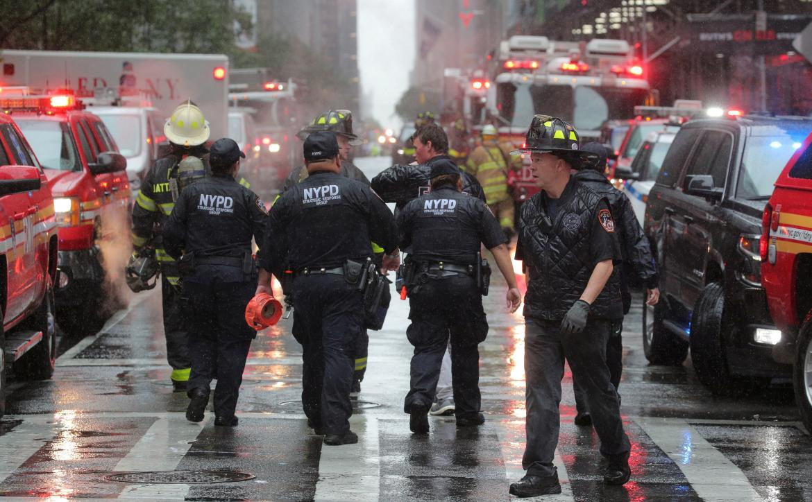 Un helicóptero chocó contra un edificio en Nueva York, reuters
