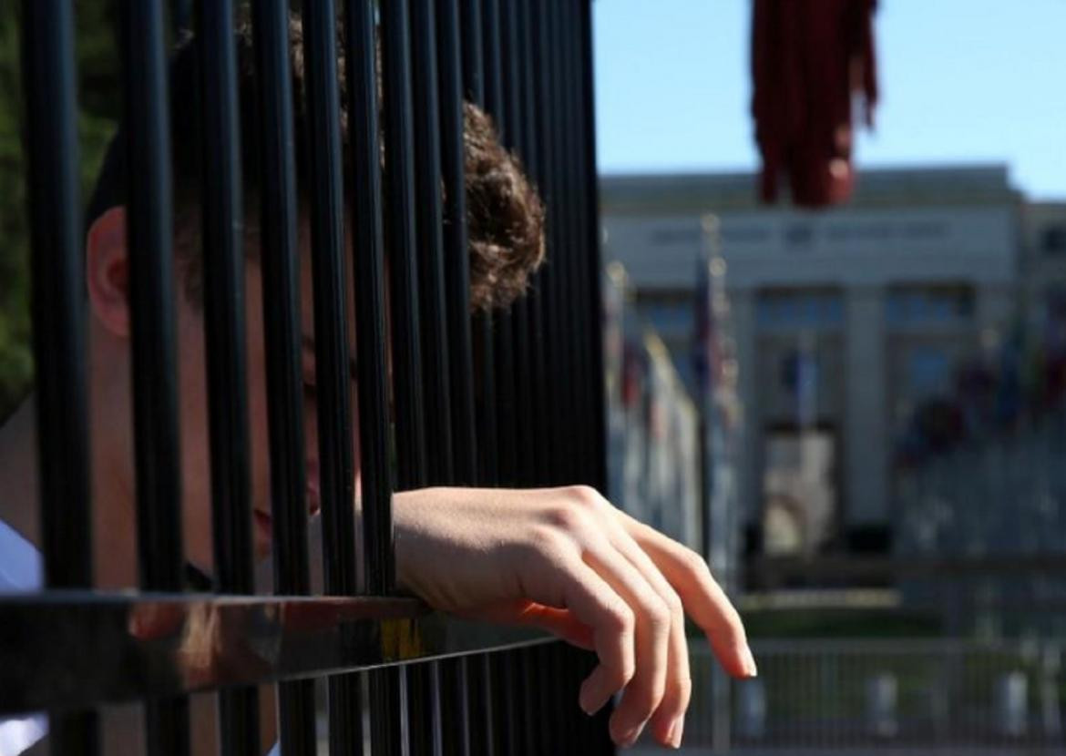 Aulas, no jaulas, adolescentes se encierran en jaula en protesta por política migratoria EE.UU. REUTERS