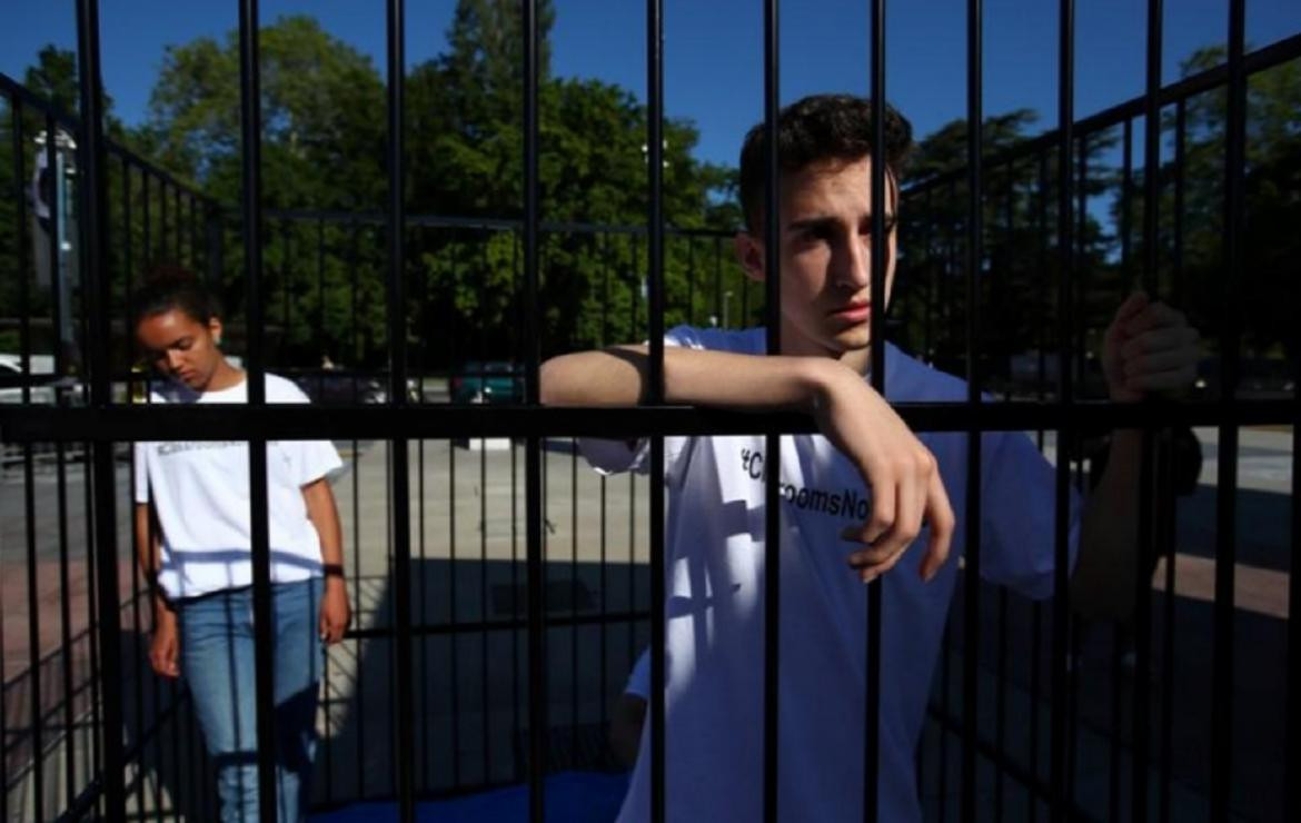 Aulas, no jaulas, adolescentes se encierran en jaula en protesta por política migratoria EE.UU. REUTERS