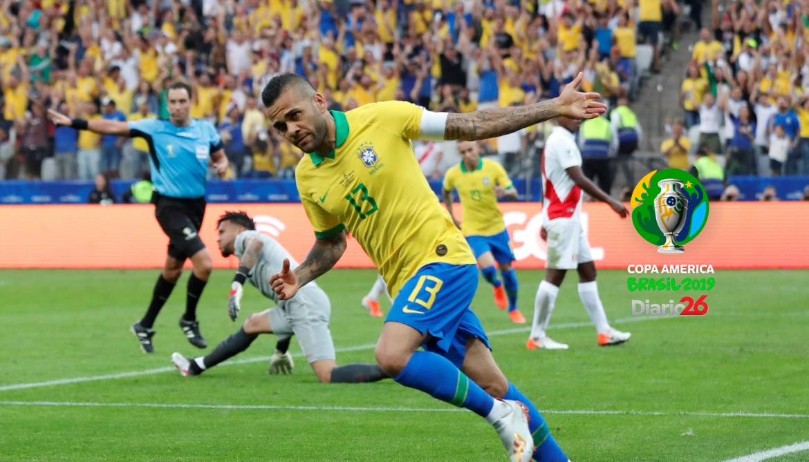 Copa América 2019 - Festejo de Dani Alves para Brasil ante Perú (Reuters)