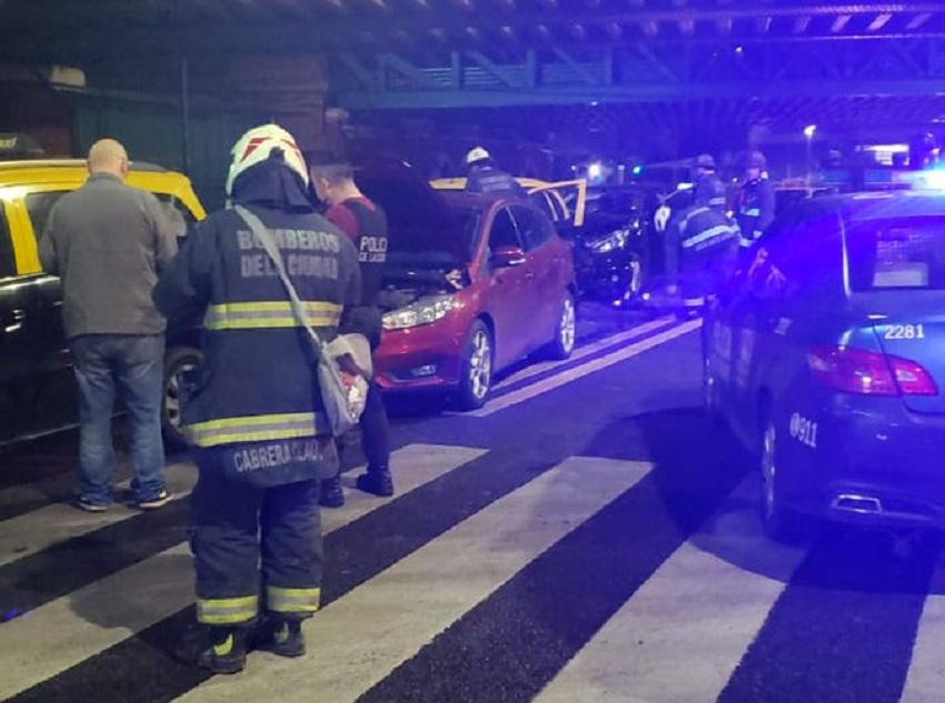Choque en Palermo: un auto colisionó a cuatro vehículos estacionados