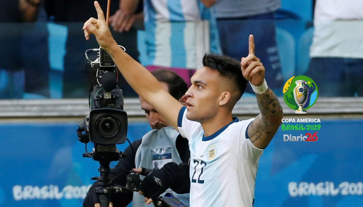 Copa América 2019, selección argentina, gol de Lautaro Martínez, saludo con árbitro, fútbol, deportes, Reuters, Diario 26	