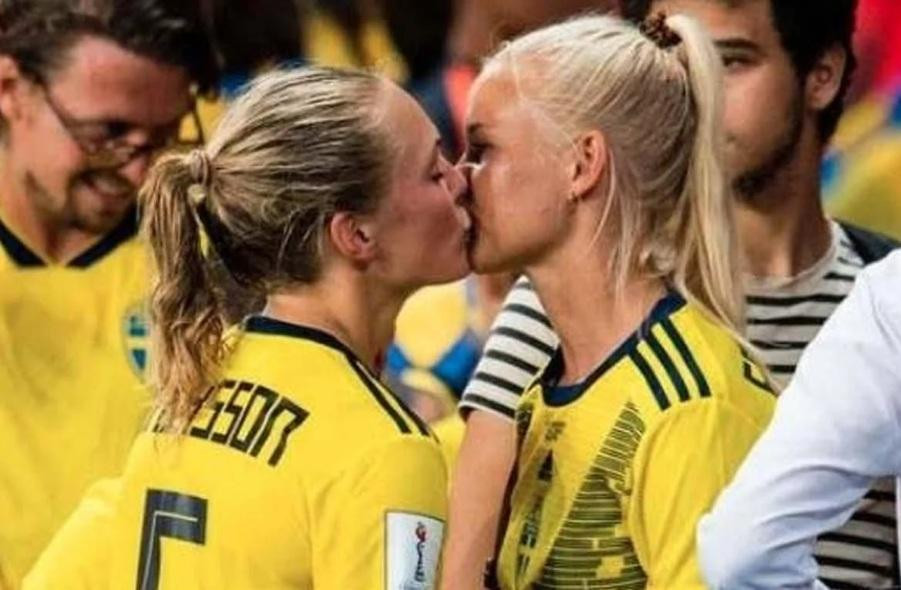 Beso en el Mundial Femenino entre Magdalena Eriksson y Pernille Harder de Suecia