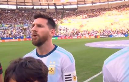Lionel Messi, cantando el himno Copa América
