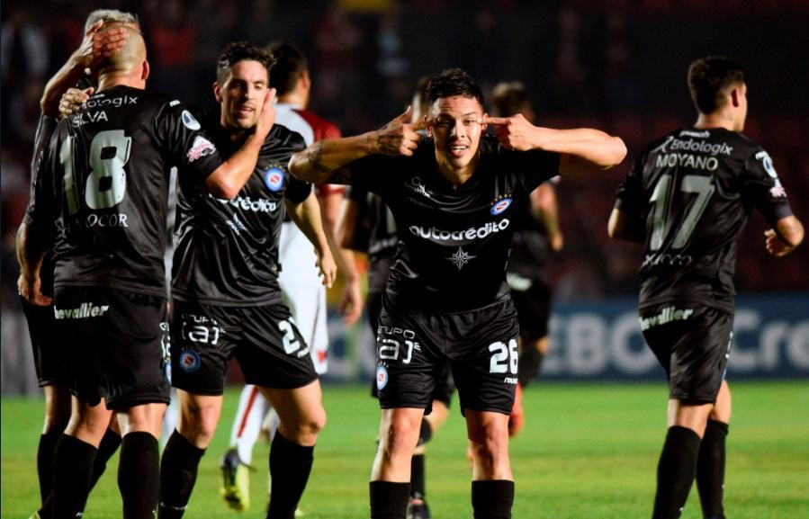 Festejo de Argentinos Juniors tras victoria ante Colón en Copa Sudamericana