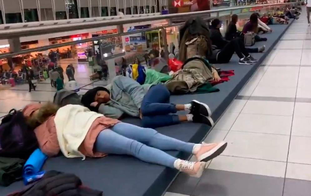 Demoras y cancelaciones en Aeroparque - pasajeros duermen en el piso