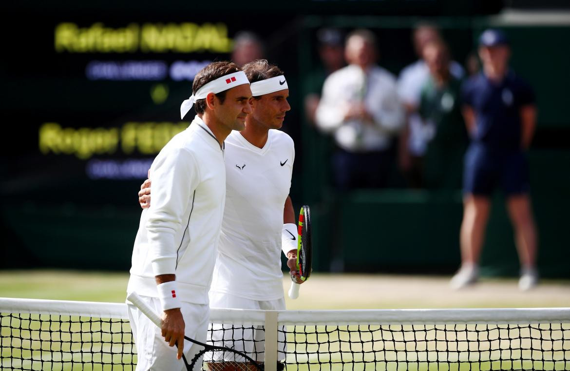 Rafael Nadal y Roger Federer en Wimbledon (Reuters)