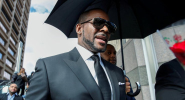 El cantante R. Kelly, arrestado por abuso sexual de menores