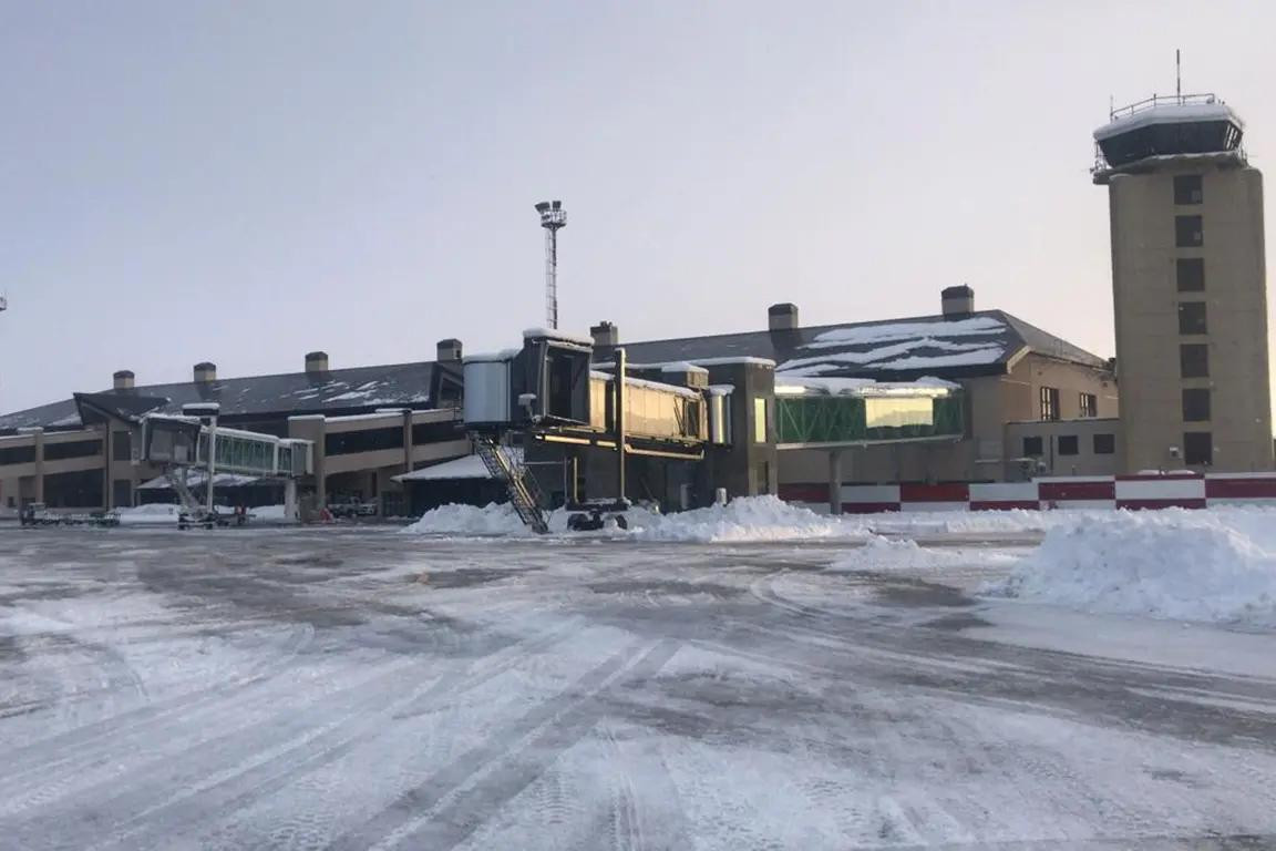 Luego de las fuertes nevadas, reabrieron el aeropuerto de Bariloche	