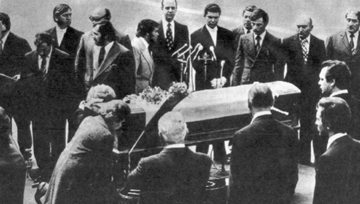 Cajón con restos de Eva Perón