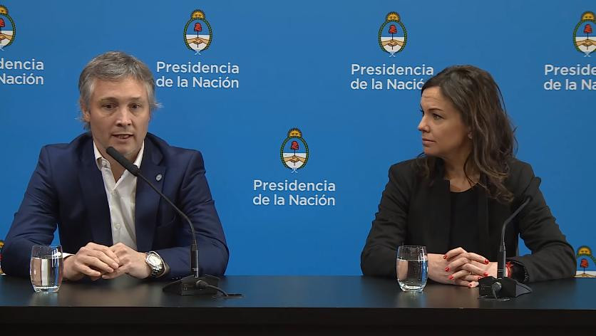 Conferencia de prensa de funcionarios del Gobierno, Fernando de Andreis y  Carolina Stanley