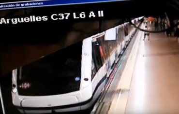 Video impactante: un hombre patea y empuja a otro a las vías del tren en Madrid