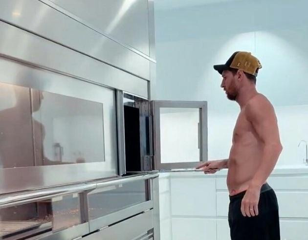 Messi haciendo un asado en su súper parrilla