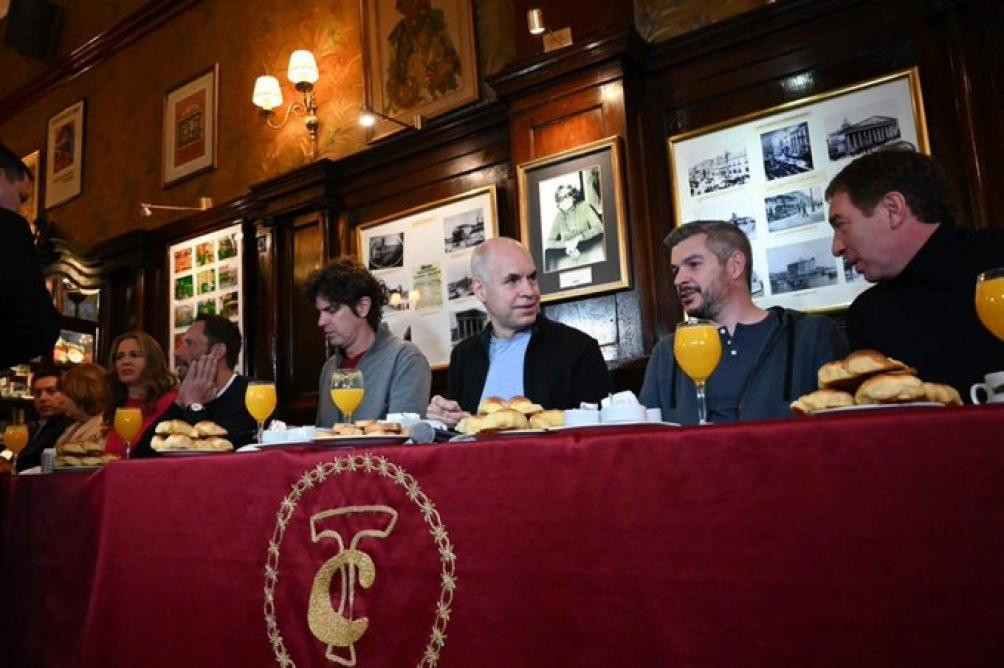 Marcos Peña y funcionarios del Gobierno nacional desayunando, PASO 