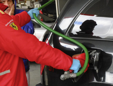 Combustibles: para evitar aumentos, postergaron suba en los impuestos
