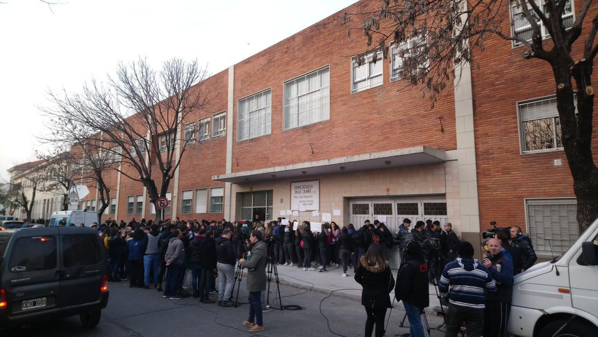 San José de Liniers, colegio en el que denuncian a un cura por abuso
