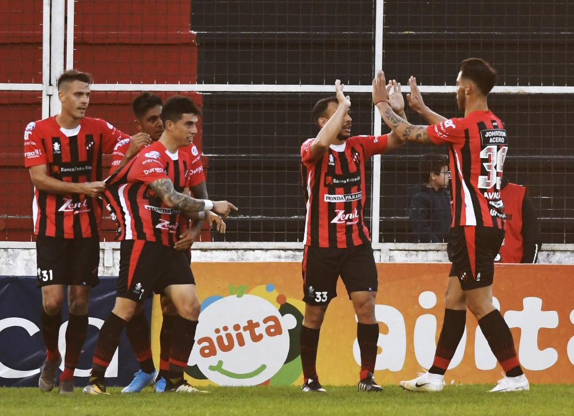 Festejo de Patronato ante Independiente por Superliga