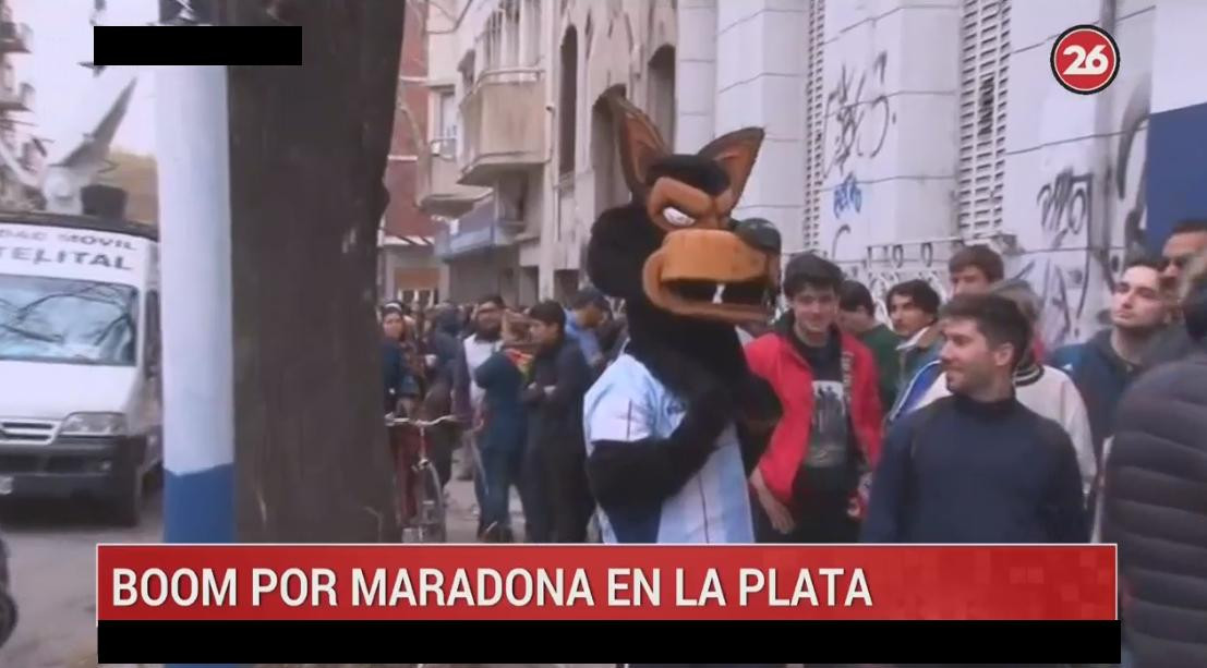 Hinchas de Gimnasia sobre Maradona, móvil de canal en La Plata