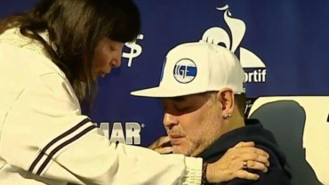 La hermana de Cristina Kirchner saludó a Maradona en Gimnasia y le regaló un rosario de su madre