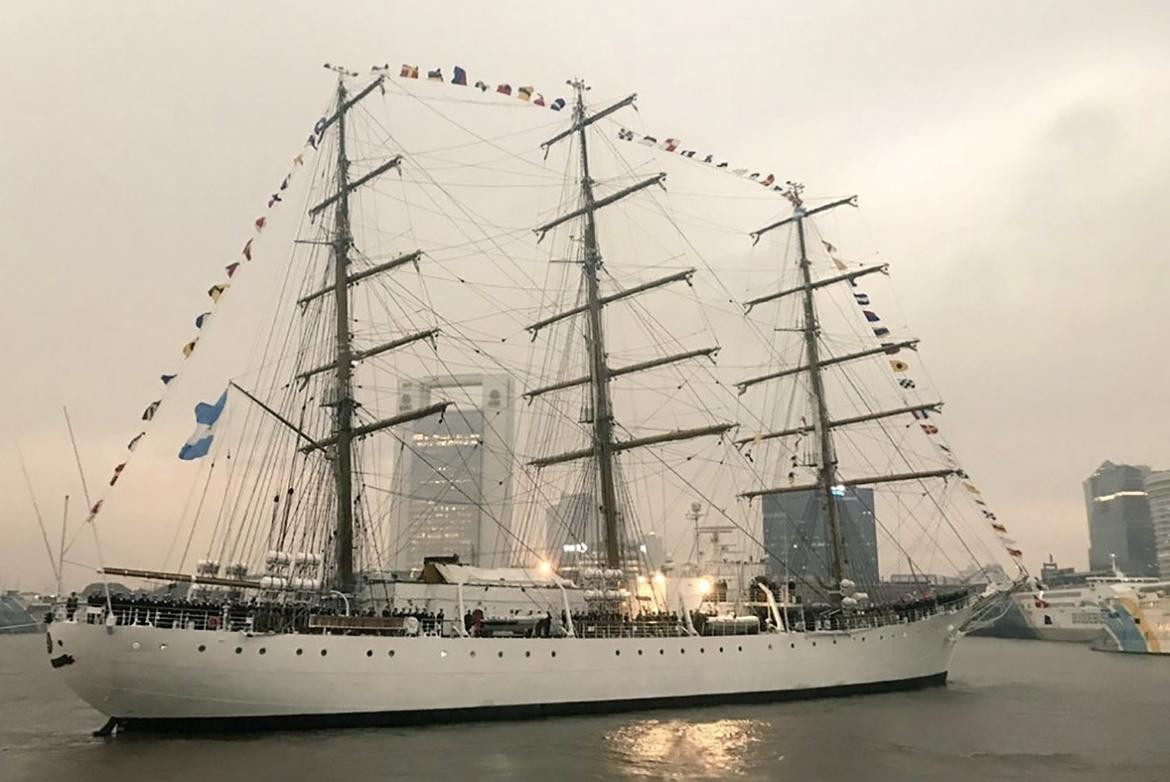 La Fragata Libertad suelta amarras del Apostadero Naval Buenos Aires para dar inicio a su 48º Viaje de Instrucción, NA