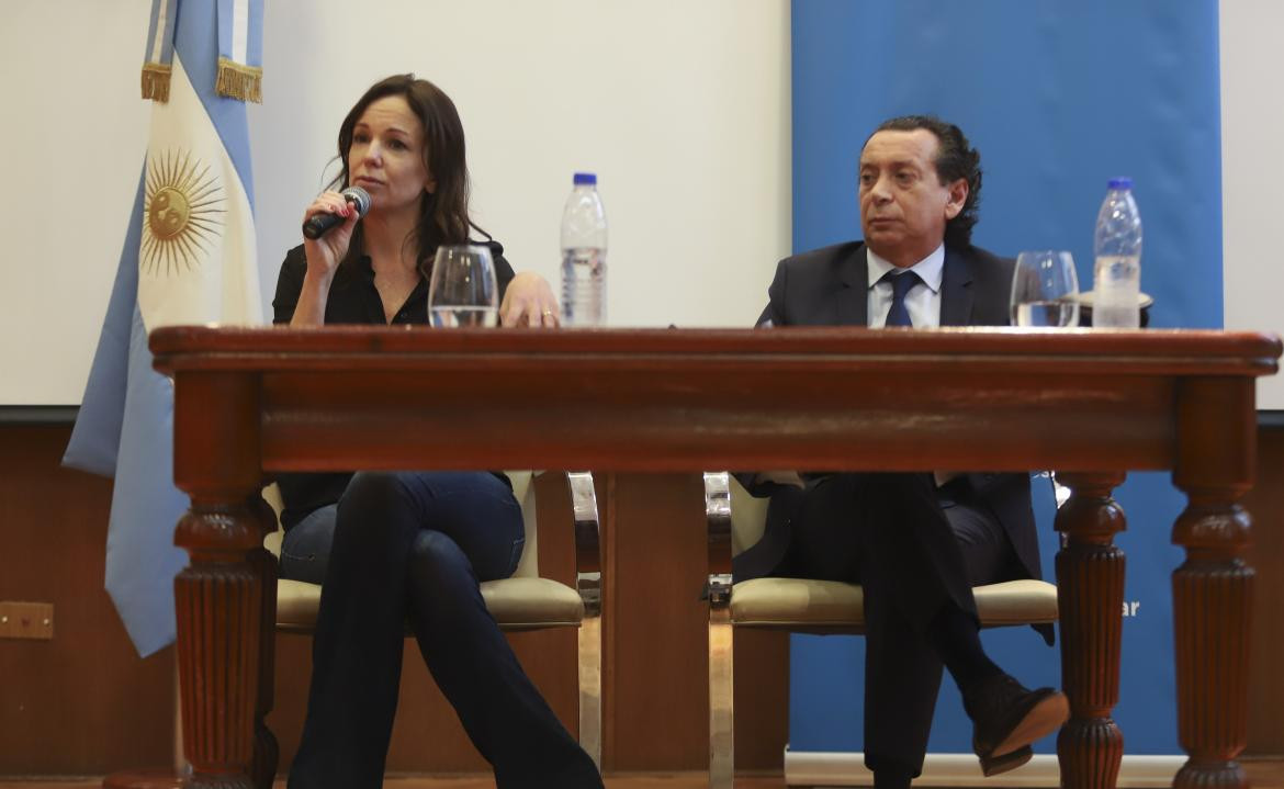 Los ministros Carolina Stanley y Dante Sica durante la conferencia de prensa que ofrecen en la sede del ministerio de Desarrollo Social., NA