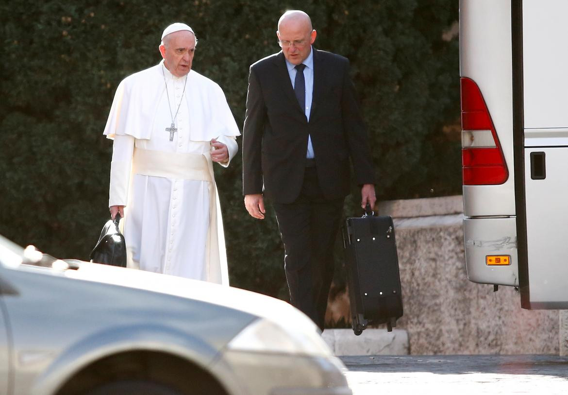 Papa Francisco y Domenico Giani, REUTERS