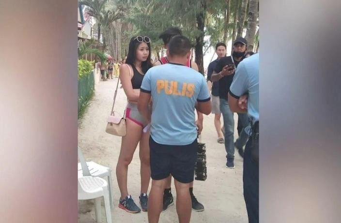 Resultado de imagen para Arrestan y multan a mujer en Filipinas por usar un bikini diminuto