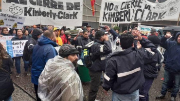 Trabajadores de papelera Kimberly Clark protestaron por cierre de planta 