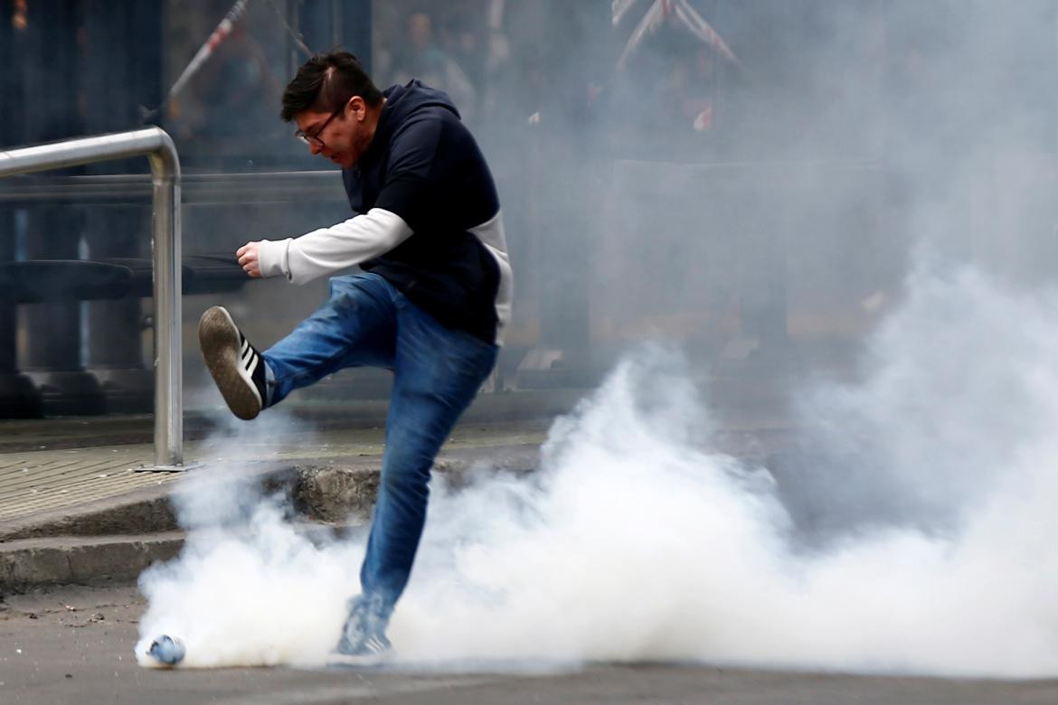Violentas protestas en Santiago de Chile contra el aumento del boleto del subte, REUTERS