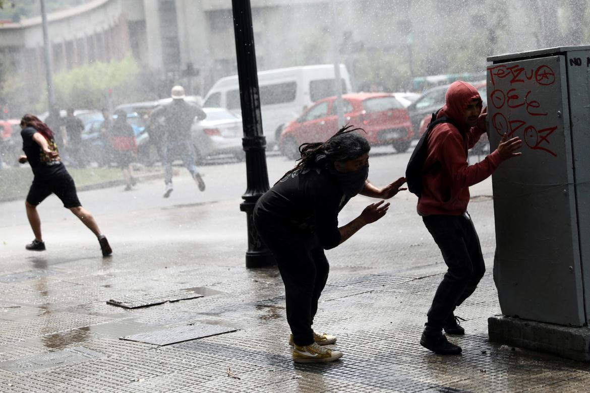 Violentas protestas en Santiago de Chile contra el aumento del boleto del subte, REUTERS
