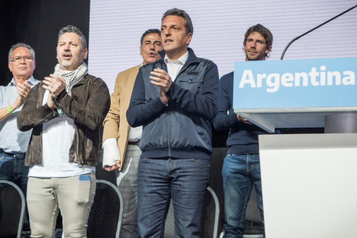 Gustavo Menéndez y Sergio Massa en cierre de campaña en Malvinas Argentinas