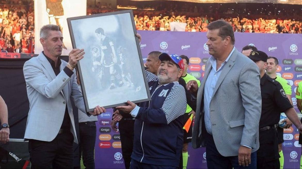 Emotivo recibimiento a Maradona en Newells