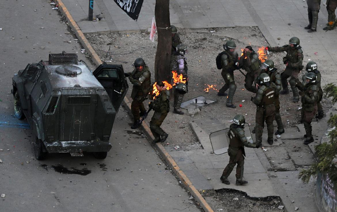 Carabineros atacados en Chile, REUTERS