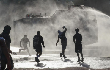 Chile en llamas: carabineros avanzaron con camiones hidrantes en las calles