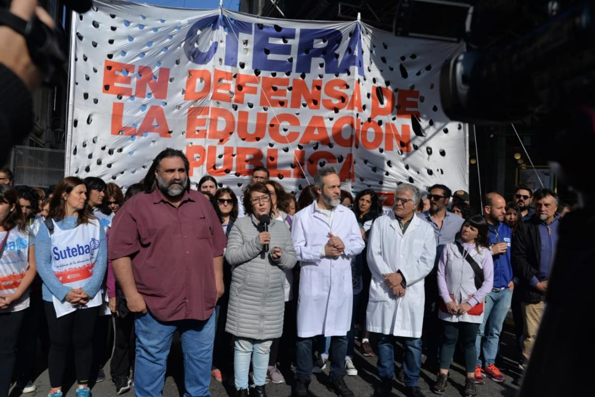 Marcha de docentes a la casa de la provincia de Chubut en el centro porteño
